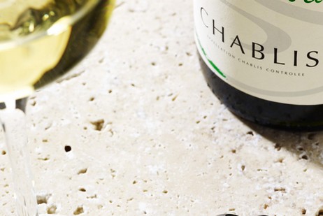 シャブリ/ Chablisワインが注がれたグラス